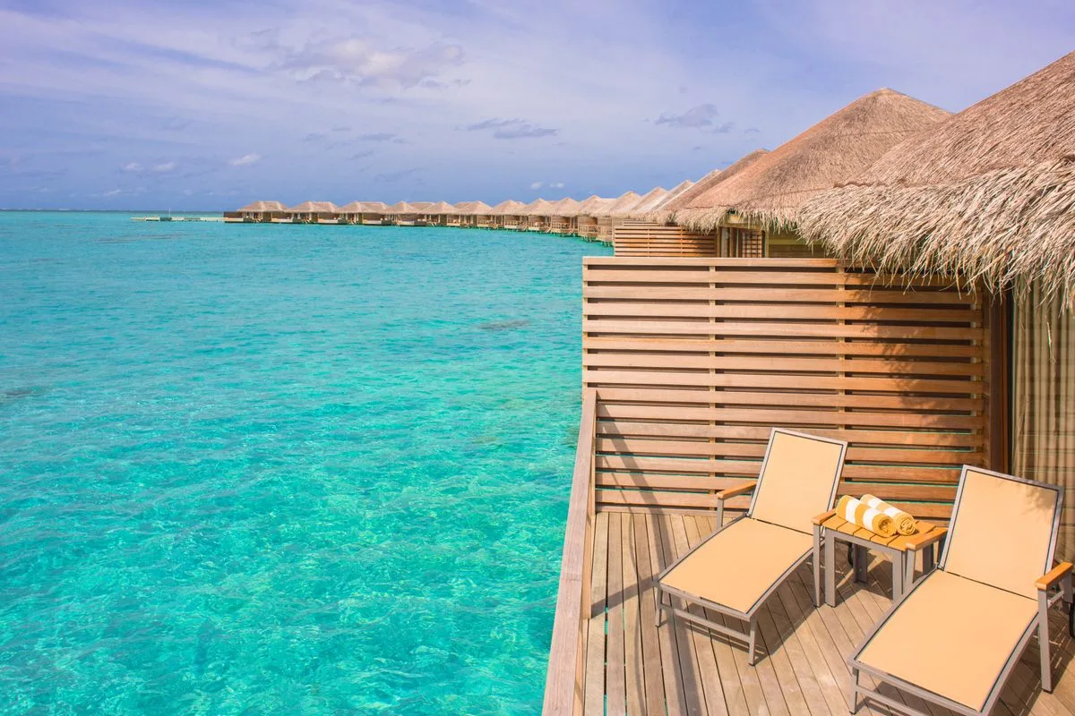 La terrasse en bois face au lagon turquoise