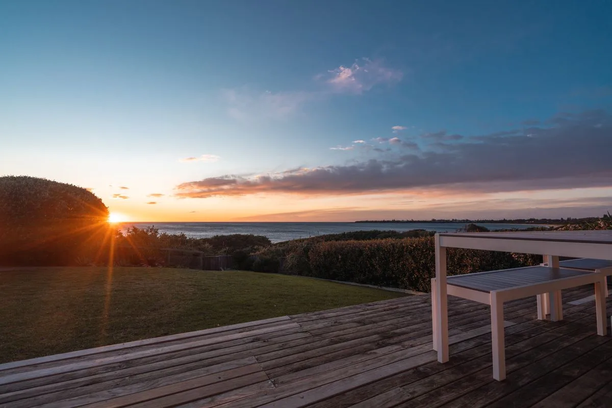 Le deck au coucher du soleil, côté océan — Suite Junior Vue Mer, Hôtel Olympe Libreville