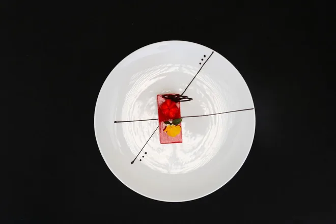 Dessert du Komo dressé sur assiette de porcelaine
