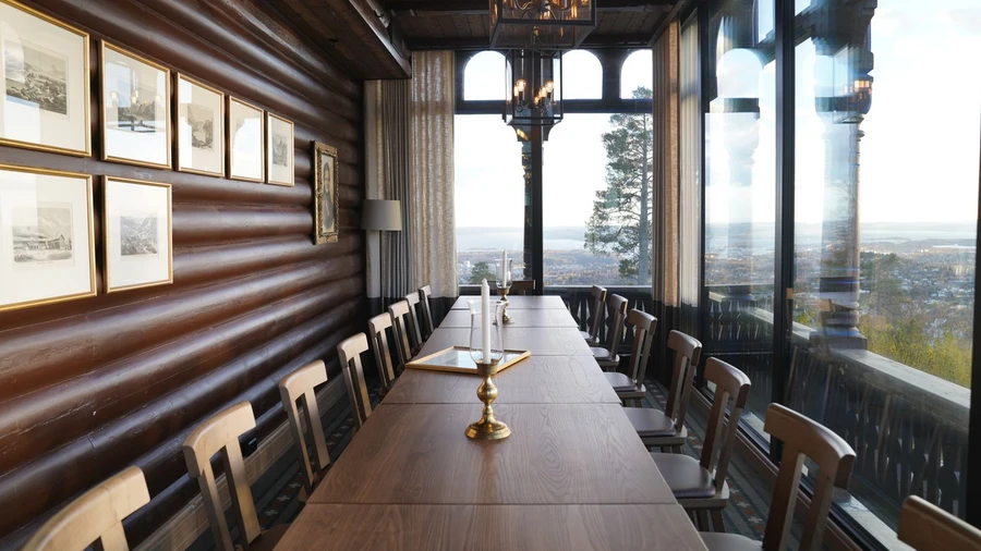 Salle de réunion en bois de l'Hôtel Olympe avec vue panoramique